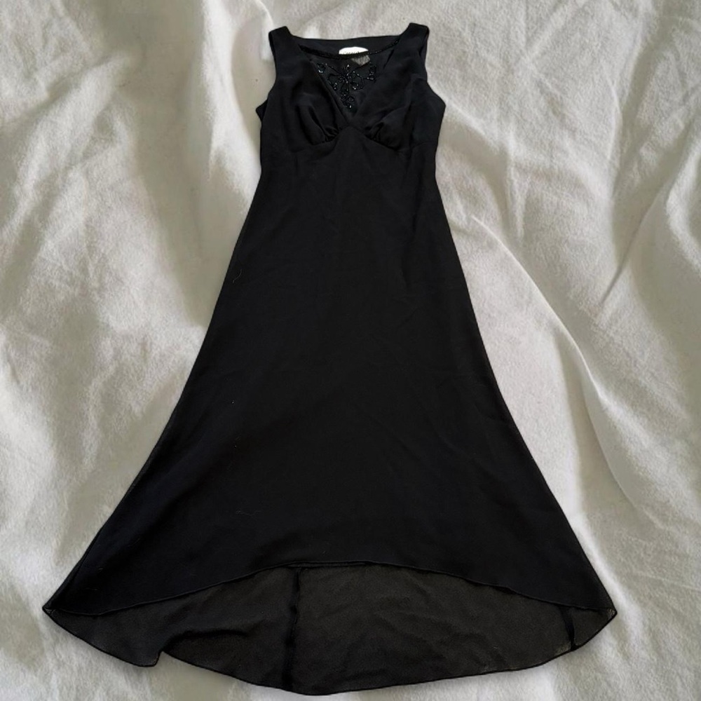 Elegant Black Sleeveless Dress - Picture 2 of 5